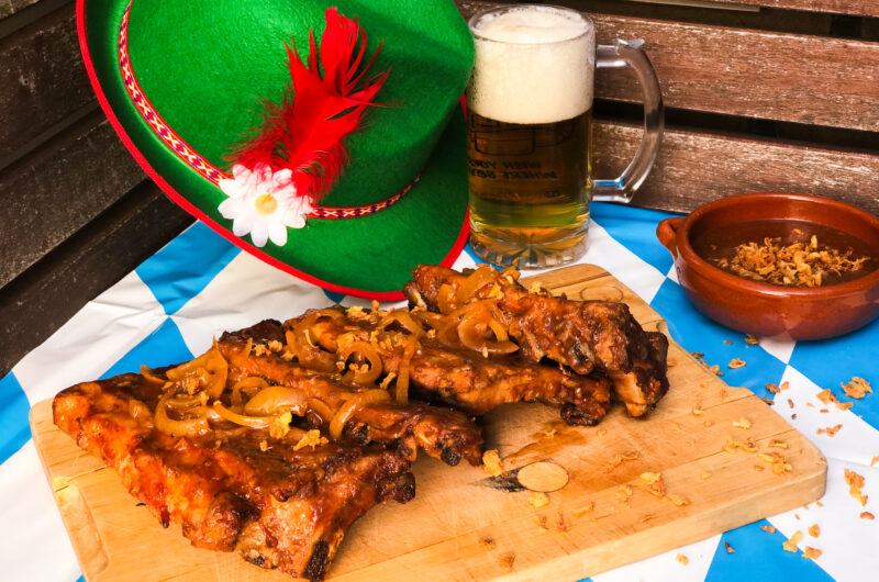 Oktoberfest Spareribs met Bier & Gekarameliseerde Uien